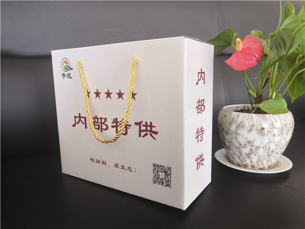 09-三層細瓦楞拎繩高檔禮品盒.jpg